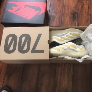 Yezzy V3 700 Safflower